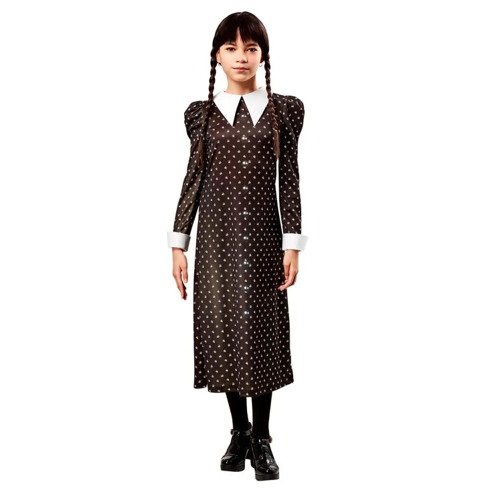 Robe noire à col blanc pour incarner Mercredi