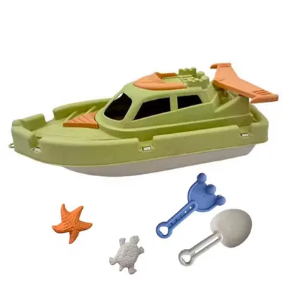 Bateau vert de plage avec accessoires marins