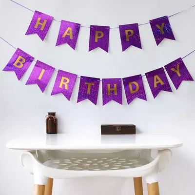 Bannière mauve scintillante à fanions « Happy Birthday »