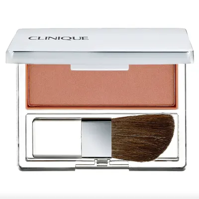 Blush poudre Aglow 01 de Clinique, avec pinceau